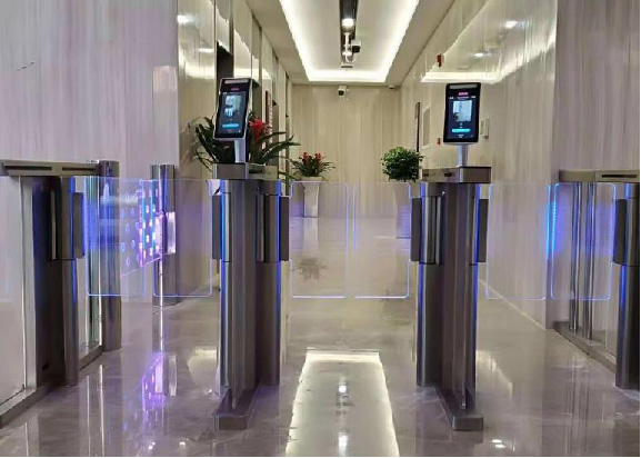 白云机场禁飞区后勤通道建设人员进出门禁道闸通行系统